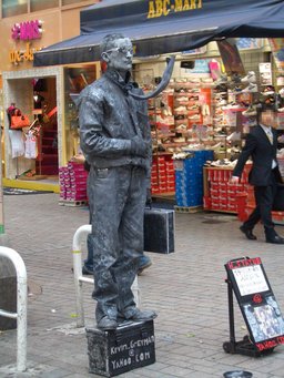 イギリスから来た人間銅像