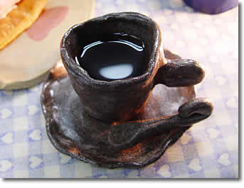 実際にエスプレッソコーヒーを入れてみました。本物?の陶器のようです。